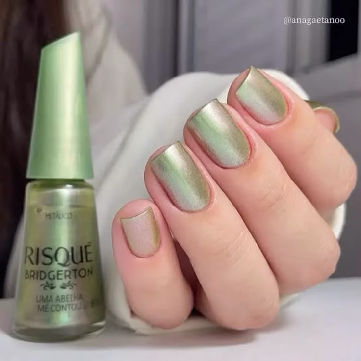 Unhas com esmalte metálico fosco verde oliva Risqué Bridgerton.