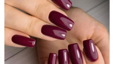 Unhas com esmalte vinho escuro glossy, proporcionando um acabamento brilhante e sofisticado.