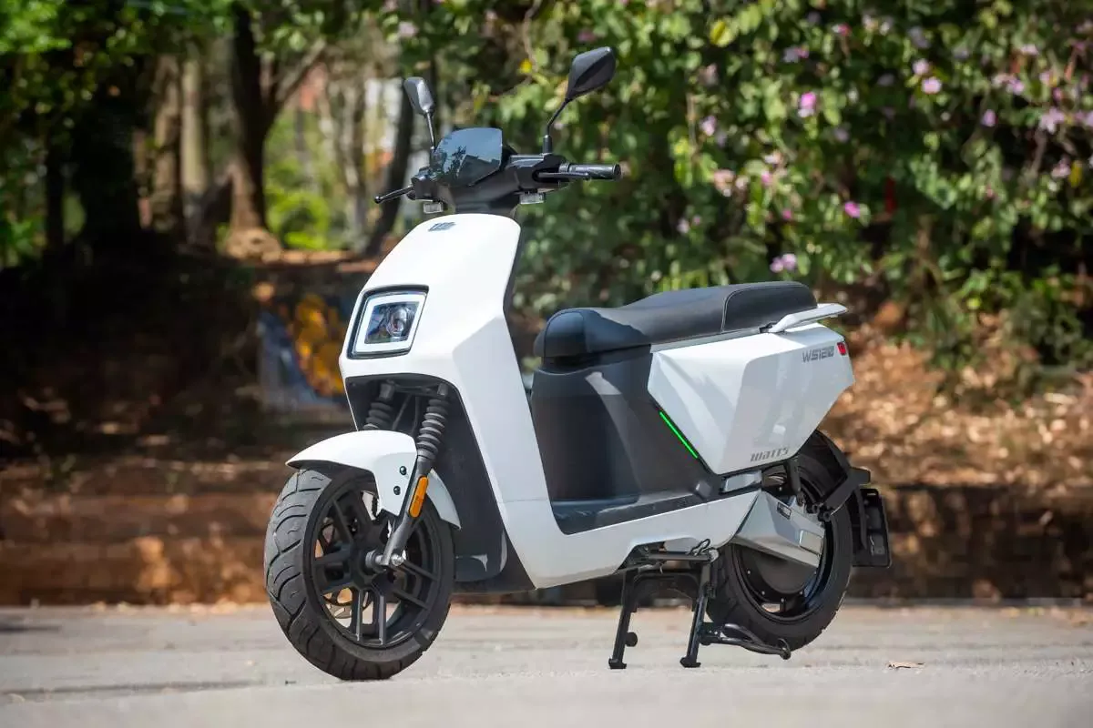Scooter elétrica Watts WS50, modelo urbano com motor de 1.000 W, autonomia de até 50 km e velocidade máxima de 32 km/h. Ideal para quem busca sustentabilidade em trajetos urbanos.
