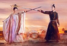 Yang Mi e Ethan Juan, protagonistas do dorama "A Lenda de Fuyao", lutando com espadas em uma cena de fantasia.