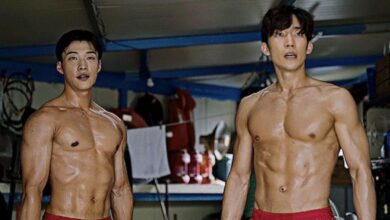 Os atores Woo Do-hwan e Lee Sang-yi, sem camisa, mostrando o físico musculoso em uma cena de treinamento de boxe do dorama ‘Cães de Caça’.