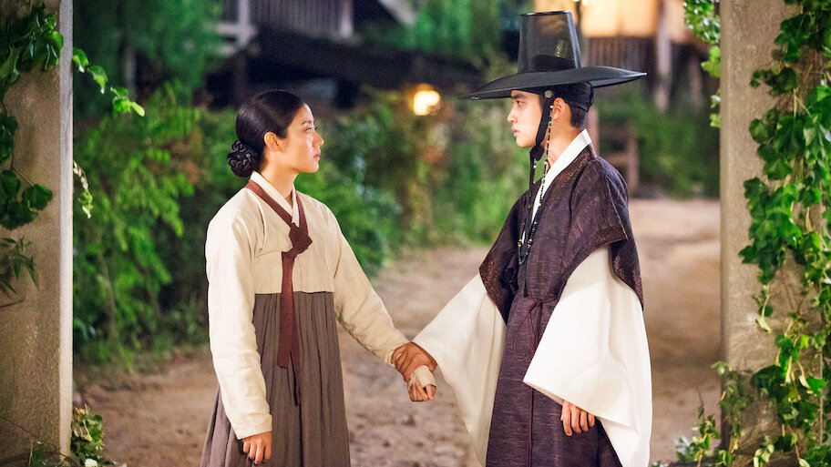  Cena do dorama "100 Days My Prince", com o ator Do Kyung-soo e a atriz Nam Ji-hyun, vestidos com roupas tradicionais coreanas