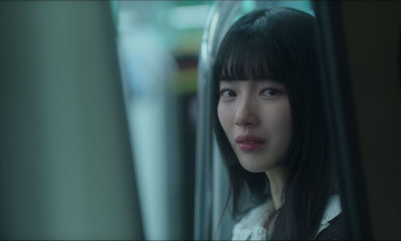 A atriz e cantora sul-coreana Bae Suzy com uma expressão de tristeza e desilusão em uma cena do dorama Doona!.
