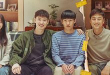 Pôster promocional da série 'Move to Heaven', mostrando os quatro personagens principais sorrindo e sentados em um sofá.