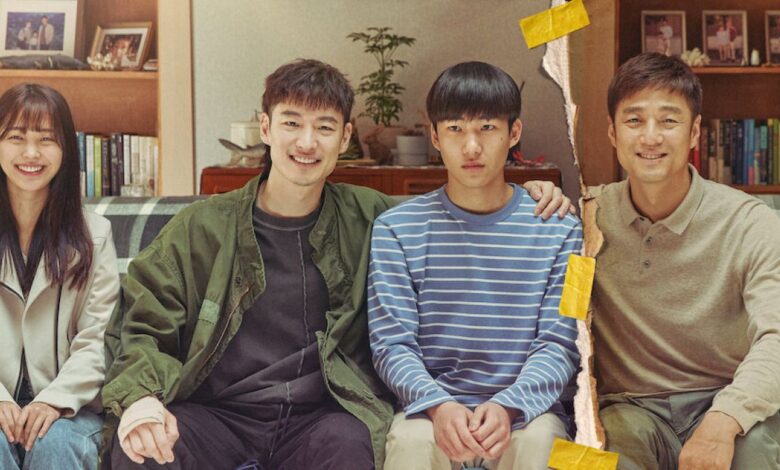 Pôster promocional da série 'Move to Heaven', mostrando os quatro personagens principais sorrindo e sentados em um sofá.