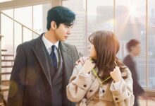 Cena do dorama Pretendente Surpresa com o protagonista masculino gentilmente tocando o ombro da protagonista feminina em um escritório.