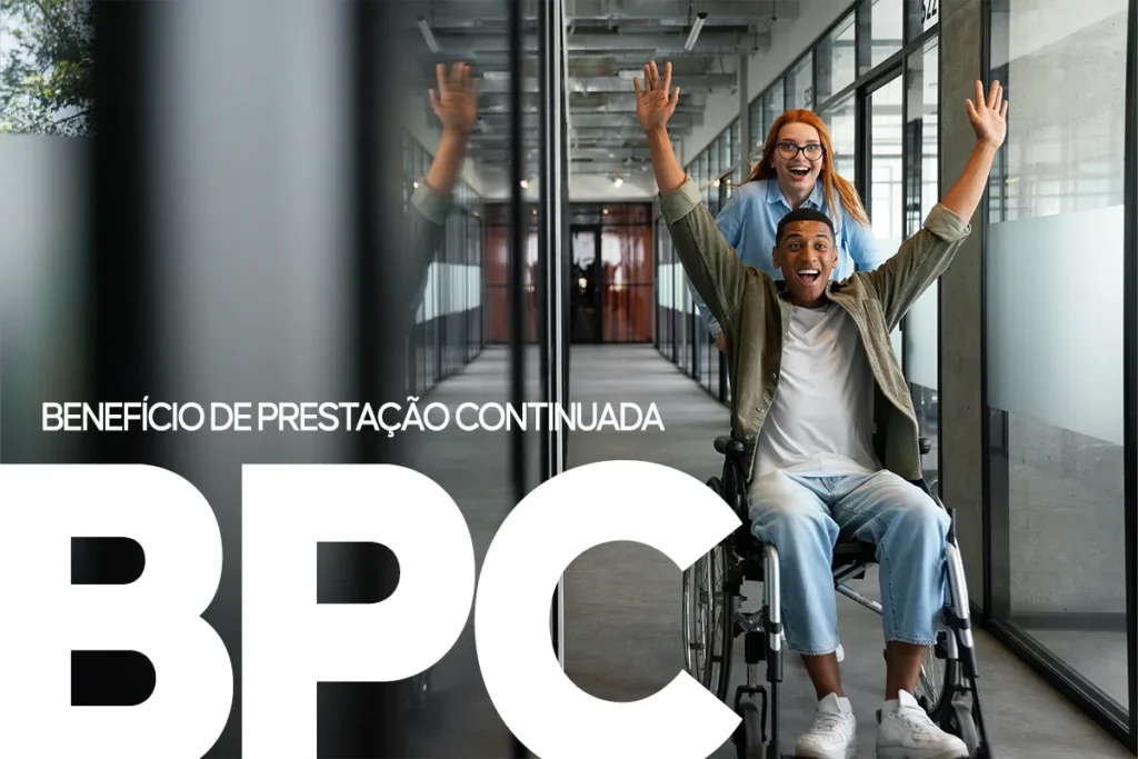 Pessoa em cadeira de rodas sorrindo com outra pessoa ao fundo em ambiente moderno, representando o Benefício de Prestação Continuada (BPC).