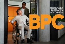 Pessoa em cadeira de rodas sendo acompanhada por outra pessoa, simbolizando inclusão de beneficiários do BPC LOAS.