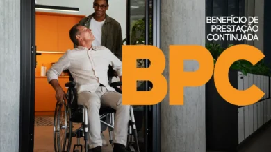 Pessoa em cadeira de rodas sendo acompanhada por outra pessoa, simbolizando inclusão de beneficiários do BPC LOAS.