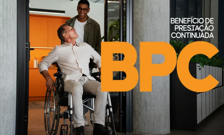Pessoa em cadeira de rodas sendo acompanhada por outra pessoa, simbolizando inclusão de beneficiários do BPC LOAS.