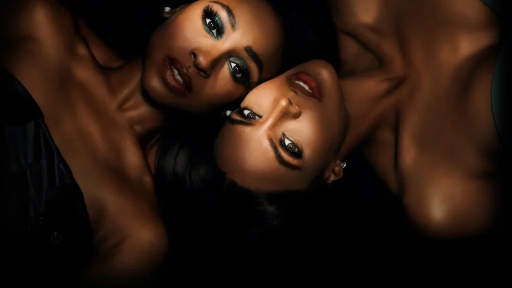 Cena da segunda temporada de 'Beauty in Black', destacando os personagens Kimmie e Mallory, com foco em suas expressões e ligação profunda.