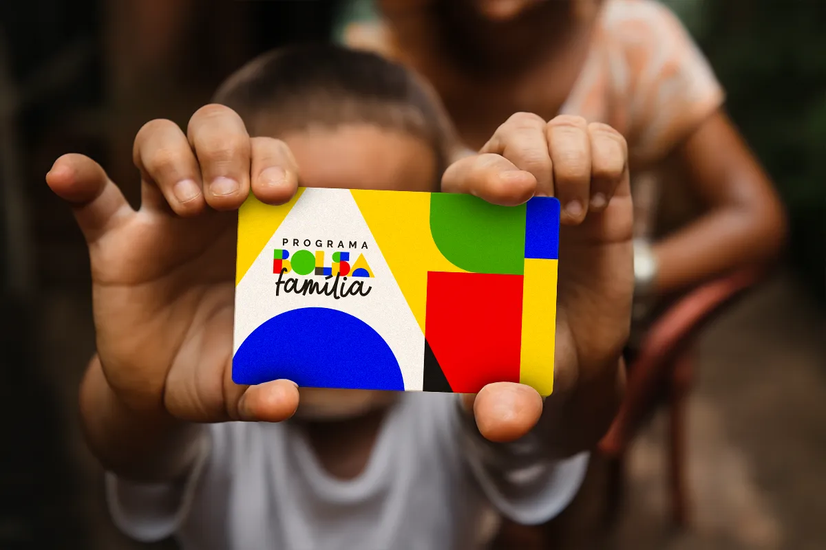 Cartão do Bolsa Família sendo exibido, representando o recebimento do benefício de outubro conforme o cronograma oficial.