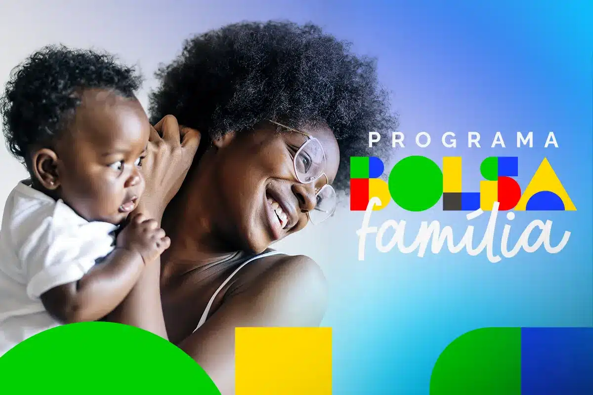 Mulher e bebê sorrindo, representando famílias beneficiárias do Programa Bolsa Família, com foco no calendário de setembro e na antecipação do pagamento.