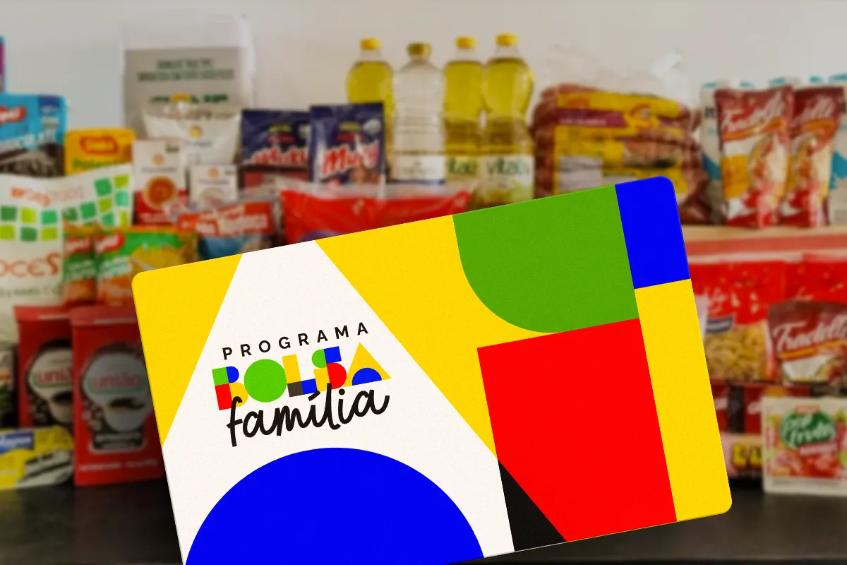 Cartão do Programa Bolsa Família em frente a uma prateleira com itens de supermercado, ilustrando a discussão sobre a eficácia do benefício complementar