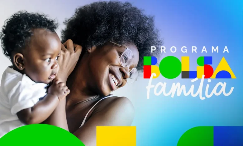 Mãe e filho com expressão feliz, representando a importância do Bolsa Família para a família brasileira.