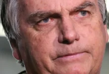 Imagem de Jair Bolsonaro com expressão séria, destacando-se pela questão de sua condenação e possível prisão.