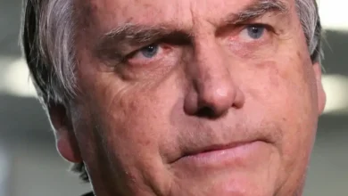 Imagem de Jair Bolsonaro com expressão séria, destacando-se pela questão de sua condenação e possível prisão.