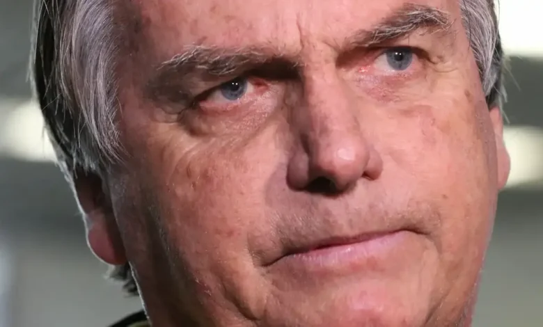 Imagem de Jair Bolsonaro com expressão séria, destacando-se pela questão de sua condenação e possível prisão.