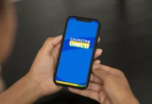 Tela do smartphone com a interface do Cadastro Único (CadÚnico) no Brasil, com o logo do CadÚnico em destaque. Tema relacionado à atualização das regras do CadÚnico em 2025.