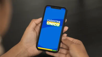 Tela do smartphone com a interface do Cadastro Único (CadÚnico) no Brasil, com o logo do CadÚnico em destaque. Tema relacionado à atualização das regras do CadÚnico em 2025.