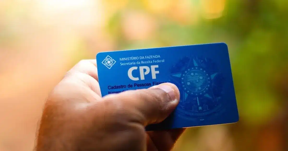 Imagem do novo Cartão Nacional de Saúde com CPF, mostrando a versão atualizada do documento com design moderno.