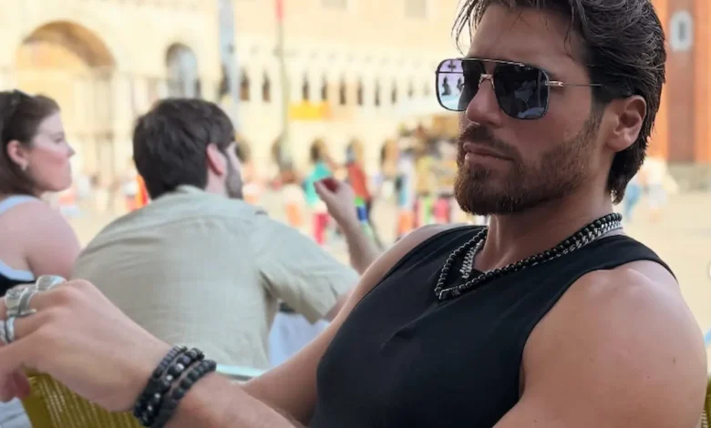 Can Yaman,ator turco da famosa novela 'Dolunay, atualmente na Globoplay