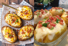 Duas imagens lado a lado de batatas assadas e recheadas. À esquerda, quatro batatas abertas com recheio cremoso, queijo derretido e bacon crocante, servidas em uma tábua de madeira. À direita, um close-up de batatas recheadas com queijo e bacon, em uma assadeira.