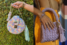 Montagem de duas fotos: na imagem da esquerda, uma mulher segura uma bolsa de crochê redonda e colorida. Na imagem da direita, outra mulher segura uma bolsa de crochê lavanda, com formato de sacola.