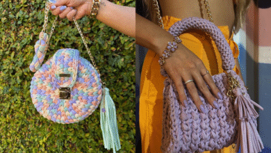Montagem de duas fotos: na imagem da esquerda, uma mulher segura uma bolsa de crochê redonda e colorida. Na imagem da direita, outra mulher segura uma bolsa de crochê lavanda, com formato de sacola.