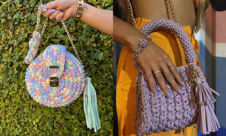 Montagem de duas fotos: na imagem da esquerda, uma mulher segura uma bolsa de crochê redonda e colorida. Na imagem da direita, outra mulher segura uma bolsa de crochê lavanda, com formato de sacola.