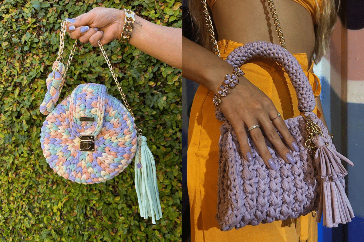 Montagem de duas fotos: na imagem da esquerda, uma mulher segura uma bolsa de crochê redonda e colorida. Na imagem da direita, outra mulher segura uma bolsa de crochê lavanda, com formato de sacola.