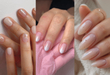 Colagem de três fotos mostrando unhas com nail art minimalista, incluindo designs com flocos iridescentes, pontas em degradê e pequenos detalhes dourados.