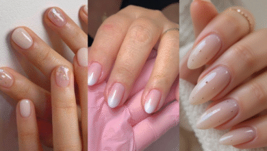 Colagem de três fotos mostrando unhas com nail art minimalista, incluindo designs com flocos iridescentes, pontas em degradê e pequenos detalhes dourados.