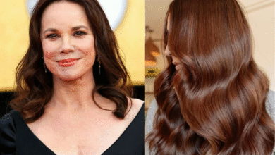 Mulher com cabelo castanho avermelhado solto e brilhante, mostrando a cor "castanho apimentado"