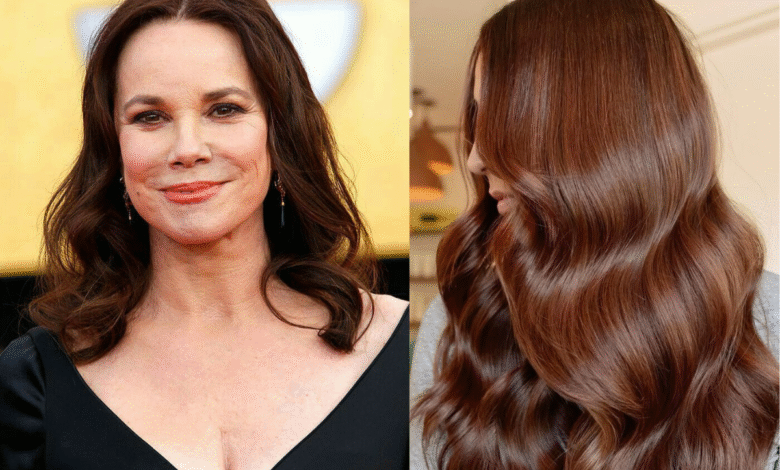Mulher com cabelo castanho avermelhado solto e brilhante, mostrando a cor "castanho apimentado"