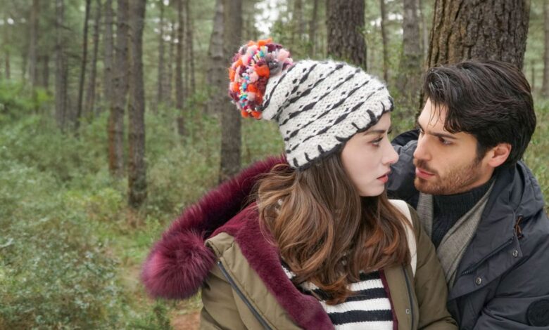 O ator Can Yaman e a atriz Özge Gürel, protagonistas da novela turca Dolunay, em uma cena romântica em uma floresta.