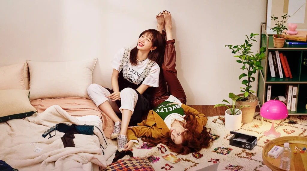 Imagem de duas mulheres relaxando em um ambiente aconchegante na série "Encontre o ponto".