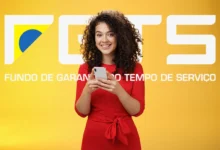 Uma mulher feliz, vestindo um vestido vermelho, usa o celular com a sigla do FGTS em destaque. A imagem representa a facilidade de acesso às informações do Fundo de Garantia.
