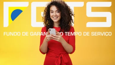 Uma mulher feliz, vestindo um vestido vermelho, usa o celular com a sigla do FGTS em destaque. A imagem representa a facilidade de acesso às informações do Fundo de Garantia.