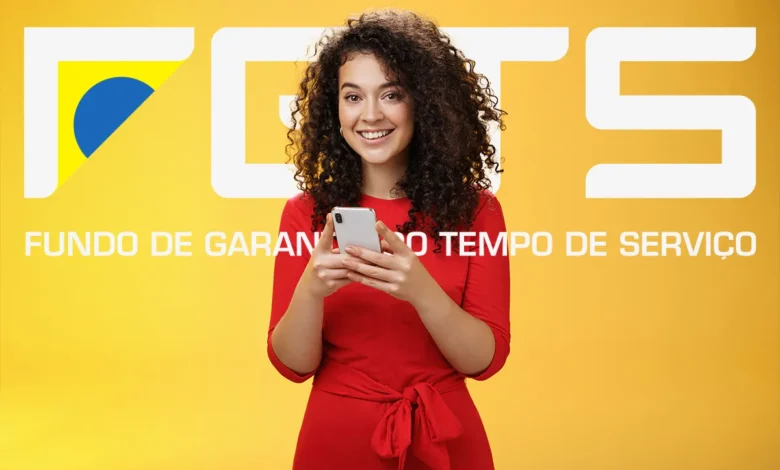 Uma mulher feliz, vestindo um vestido vermelho, usa o celular com a sigla do FGTS em destaque. A imagem representa a facilidade de acesso às informações do Fundo de Garantia.