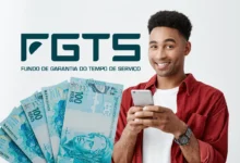 Um homem negro sorrindo, segurando notas de R$ 100 e um celular com o logo do FGTS ao fundo. A imagem representa a regularização financeira de débitos relacionados ao Fundo de Garantia.