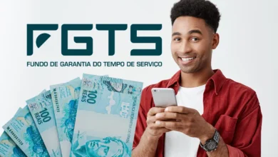 Um homem negro sorrindo, segurando notas de R$ 100 e um celular com o logo do FGTS ao fundo. A imagem representa a regularização financeira de débitos relacionados ao Fundo de Garantia.