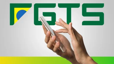 Mãos segurando um smartphone com o logo do FGTS no fundo, simbolizando a gestão digital do Fundo de Garantia do Tempo de Serviço.