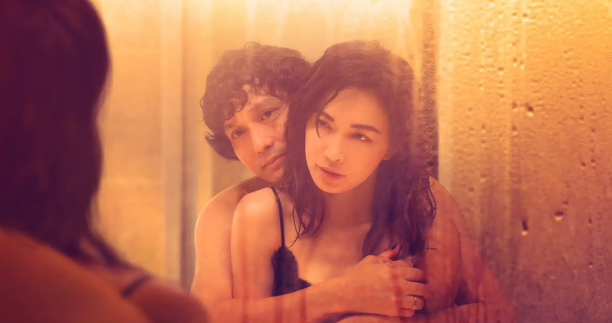 Cena íntima entre casal em Fishbowl Wives (2022)