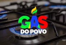 Imagem mostrando fogão com chama azul, com o logotipo do programa 'Gás do Povo' sobreposto.