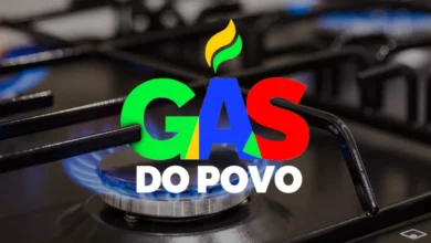 Imagem mostrando fogão com chama azul, com o logotipo do programa 'Gás do Povo' sobreposto.