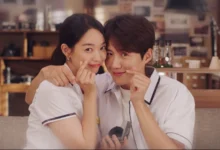 O casal protagonista de Hometown Cha Cha Cha, fazendo o gesto do coração.