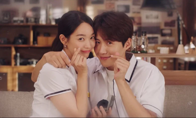 O casal protagonista de Hometown Cha Cha Cha, fazendo o gesto do coração.
