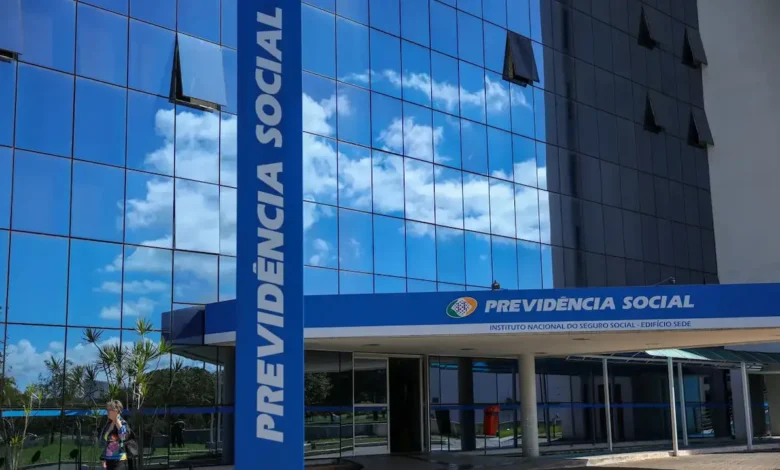 Imagem representando investigação de 40 entidades envolvidas em golpe no INSS, com foco na atuação da CGU.