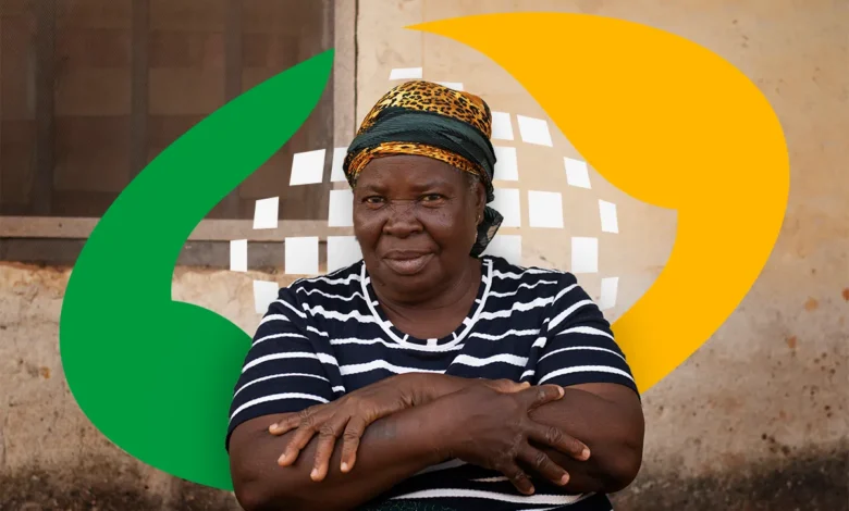 Mulher idosa com roupa listrada e lenço na cabeça, sentada em frente a um fundo rústico, com gráficos coloridos ao fundo, representando um tema relacionado ao INSS e crédito consignado.